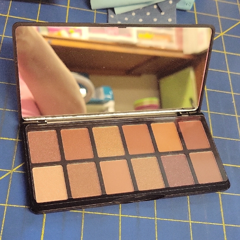 LA Girl Get Feverish Neutral Eyeshadow Palette